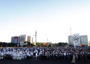 MIles de personas se congregan en la plaza de la Revolución, en La Habana, donde el Papa Benedicto XVI celebra una misa en el marco del último día de su visita oficial, este 28 de marzo. EFE/David Fernández