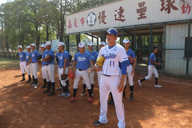 林晨樺指導嘉義高中棒球隊。（圖／富邦悍將提供）