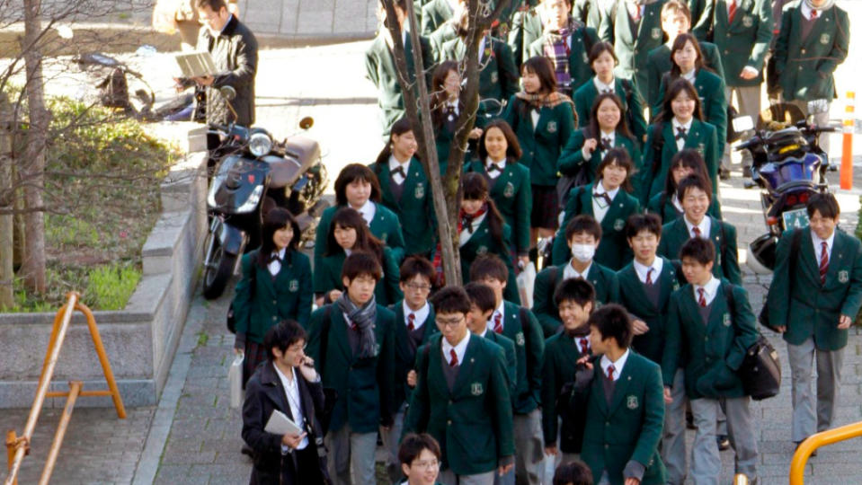 一群日本高中生步行前往車站。路透社資料照