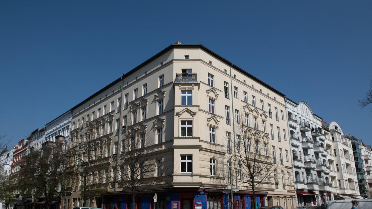 An der Straßenecke Lychener Straße/Raumerstraße in Berlin wurden nach Angaben der Polizei zwei Kippa tragende Männer von drei bislang Unbekannten antisemitisch beschimpft und attackiert. Foto: Paul Zinken