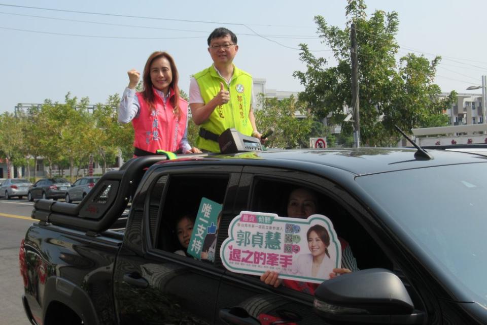 郭貞慧在先生李退之的陪同下，以競選車隊造勢，爭取選民支持。(記者陳佳伶攝）