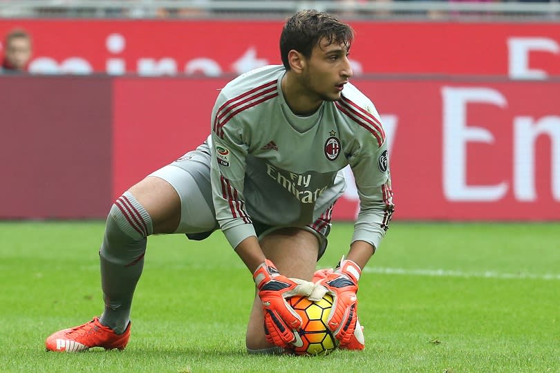 At 11, he wasover six feet tall.At 14, he joinedMilan. At 16,he debuted forthe first team.At 17, hed made50 appearancesin the league.Aged 18, the goalkeeperis the future ofItalian football and our best teenager in the world