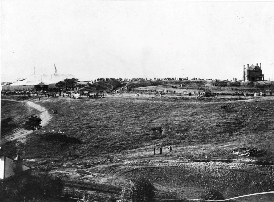 Panoramic photo shows Fort Sanders where the fort was in 1890.