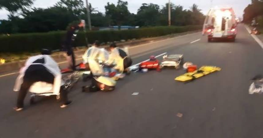 台東大學學生相偕騎車看日出卻發生車禍，1輛機車撞上路邊變電箱，車上2名女大生1死1命危。（圖／翻攝畫面）