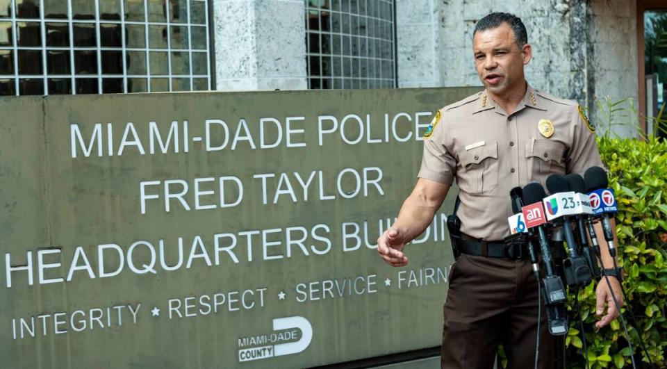 El director del Departamento de Policía de Miami-Dade Alfredo Ramírez hablando con los periodistas frente a la sede de la Policía de Miami-Dade a principios de este año.