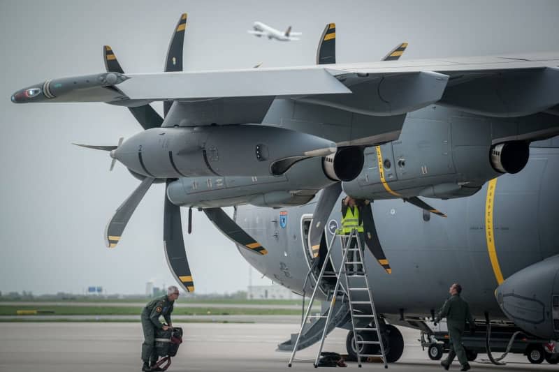 Bundeswehr soldiers prepare the Airbus A400M for the flight to Lithuania this morning. 20 soldiers from the preliminary command of the Lithuanian brigade fly from the military section of Berlin-Brandenburg Airport to Vilnius. By the end of 2027, the Lithuanian brigade will be operational with around 4800 soldiers. Kay Nietfeld/dpa