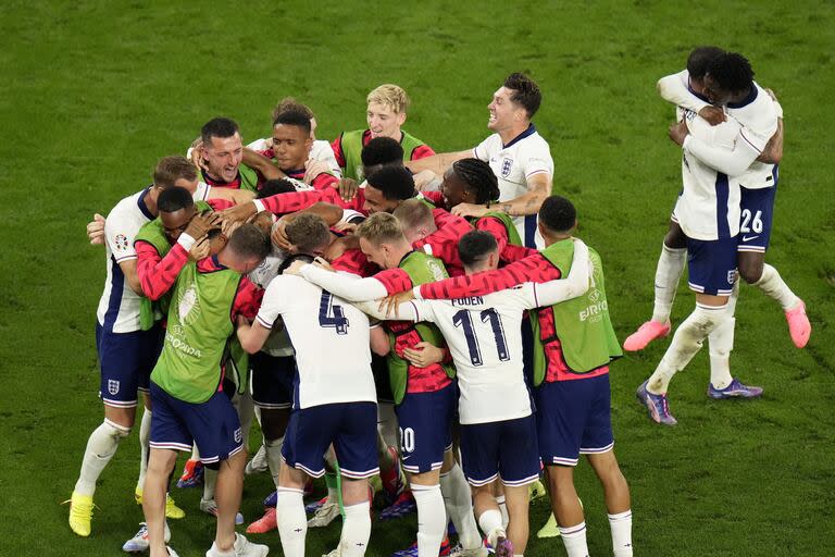 Los jugadores ingleses unidos en el campo de juego festejando el pase a la final