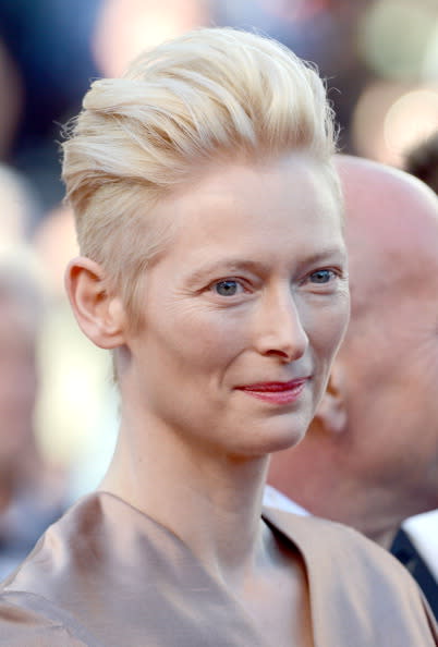 <i>El platinado de Tilda Swinton…</i> Si tienes una piel tan clara y las cejas tan rubias, no exageres aún más el efecto con una tintura que tienda al blanco. La falta de contraste por lo general no sienta bien, y mucho menos, a la hora de seducir.