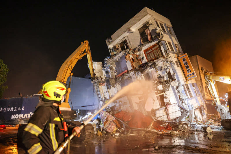 花蓮市北濱街與康樂街一棟民宅建物嚴重傾斜，經評估必須拆除，3日晚間開始相關作業，消防人員也在場灑水降低粉塵。 中央社記者鄭清元攝  113年4月3日