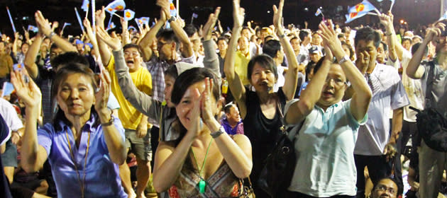 The crowd cheers for the Workers' Party at a rally in Aljunied GRC. (Yahoo! photo/Kzen Kek)