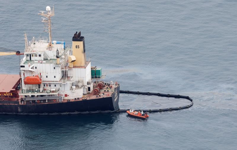 El carguero OS 35 permanece semihundido tras su colisión con un buque de GNL frente a Gibraltar