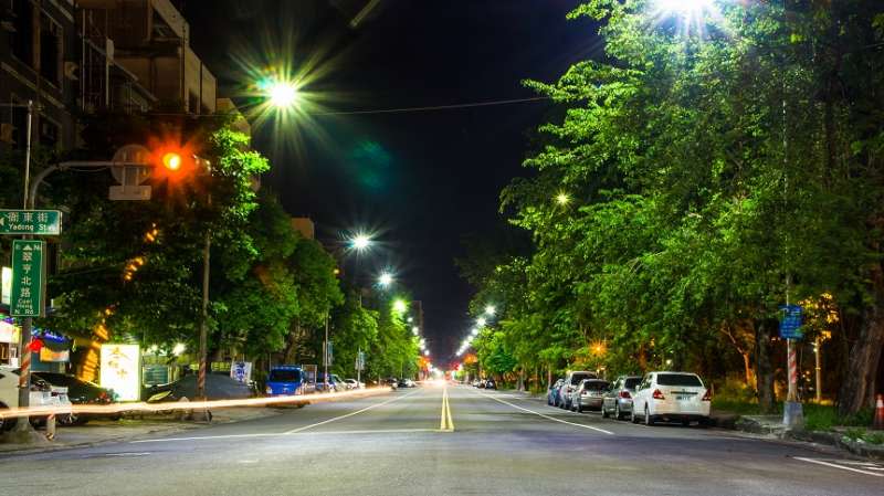 高雄市政府推動「水銀路燈落日計畫」，使高雄市前鎮區翠亨北路煥然一新。(圖／高雄市政府提供)