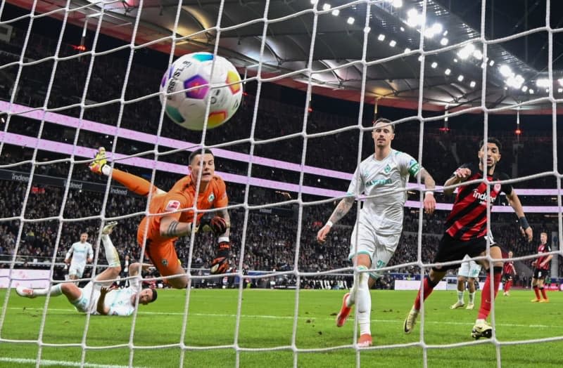 Frankfurt's Tuta (R) scores his side's first goal during the German Bundesliga soccer match between Eintracht Frankfurt and SV Werder Bremen at Deutsche Bank Park. Arne Dedert/dpa