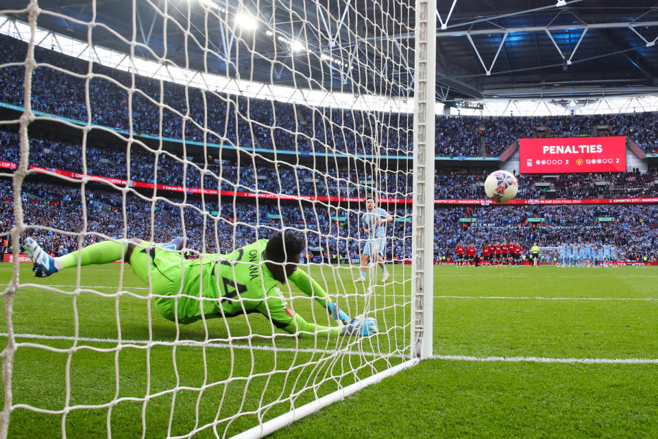 Andre Onana, portero del Manchester United, rescató a su equipo de una humillación mayor ante el Coventry City. (Foto: Marc Atkins/Getty Images)