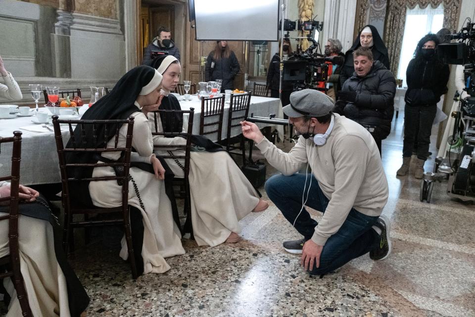 IMMACULATE, Sydney Sweeney (center), director Michael Mohan (kneeling), on set, 2024. ph: Fabio Lovino /© Neon /Courtesy Everett Collection