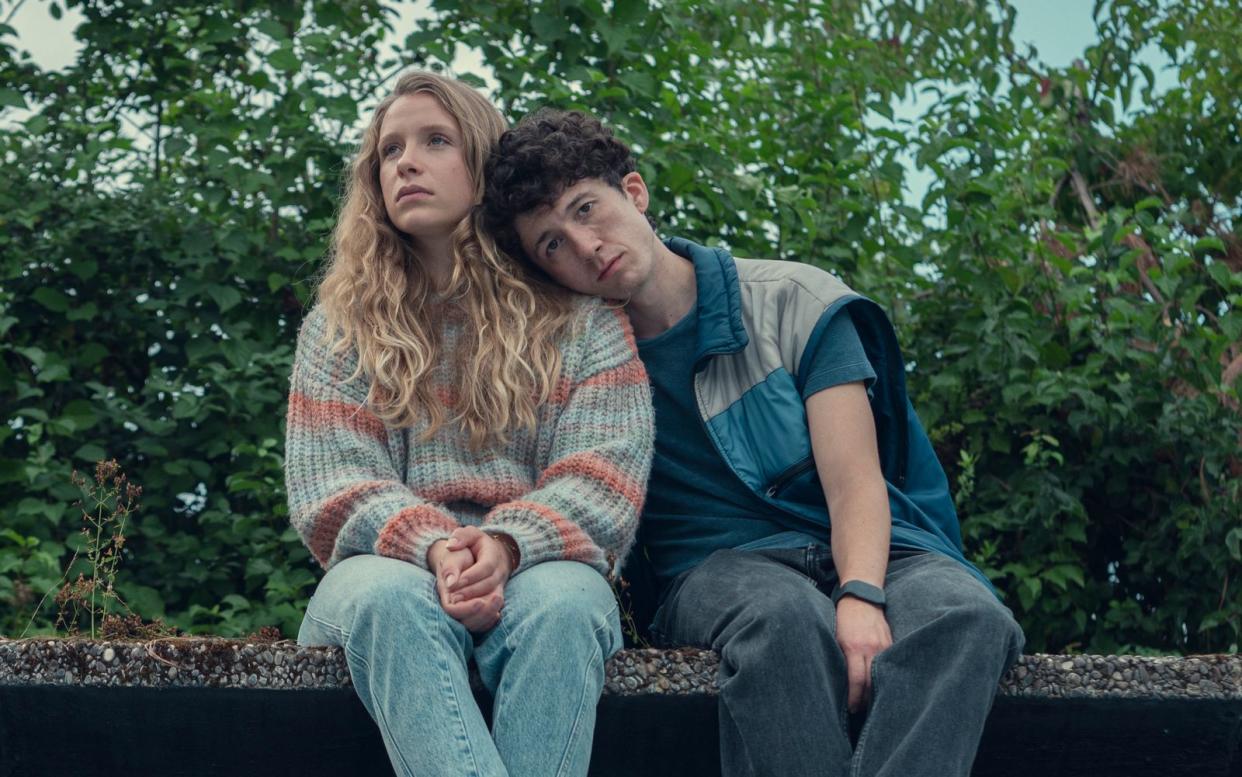 Lisa (Lena Klenke) und Moritz (Maximilian Mundt) haben in der dritten Staffel von "How To Sell Drugs Online (Fast)" ihr Abitur in der Tasche. (Bild: Netflix / Bernd Spauke)