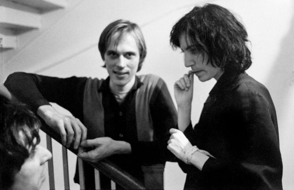 Tom Verlaine y Patti Smith en el backstage de Arista Records Salutes New York con un Festival of Great Music en el New York City Center, 1975.