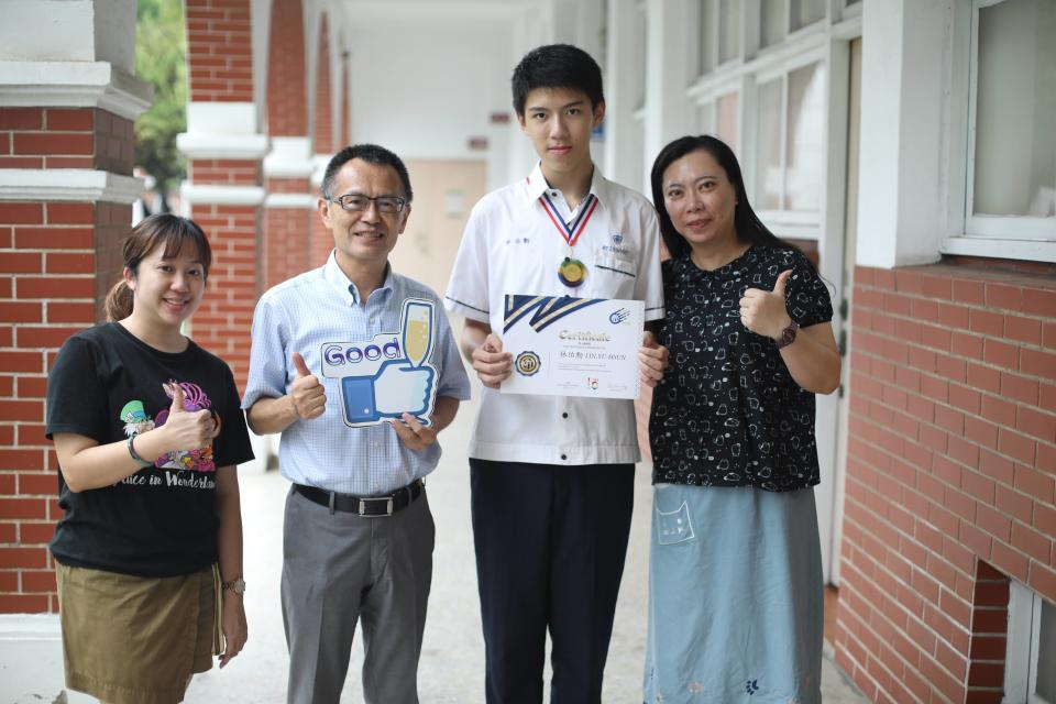 長榮中學林佑勳（右二）參加WMI世界數學邀請賽獲得金牌獎。（記者施春瑛攝）