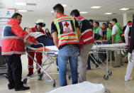 <p>In this photo released by Red Cross Durango communications office, Red Cross workers attend airline passengers who survived a plane crash in Durango, Mexico, Tuesday, July 31, 2018. (Photo: Red Cross Durango via AP) </p>