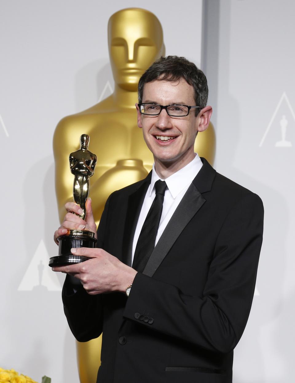 Steven Price holds his Oscar for best original score for the film "Gravity" at the 86th Academy Awards in Hollywood, California March 2, 2014. (REUTERS/ Mario Anzuoni)