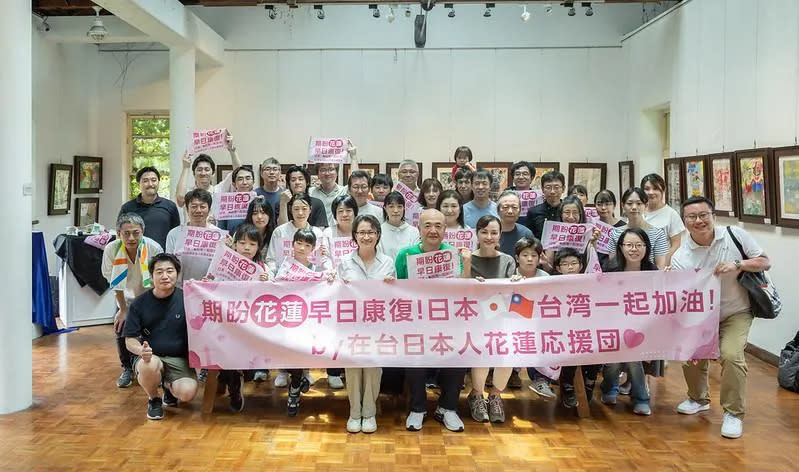 副總統蕭美琴與「日本台灣交流協會」片山和之代表、職員及在台日本僑民自組「應援團」合影。（圖／總統府）