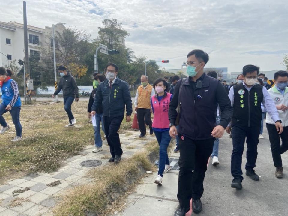 市長黃偉哲與在地議員里長一起現勘臨時轉運站場域。（記者張淑娟攝）