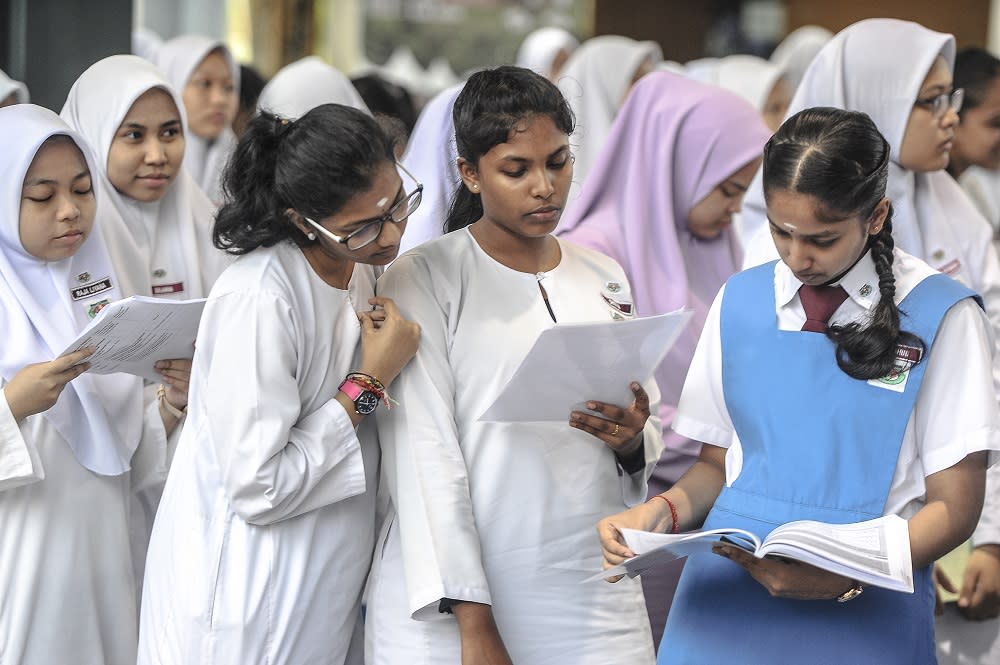 File picture of students from SMK Saujana Impian preparing for the Bahasa Melayu SPM paper in Kajang November 13, 2018. The survey also found that 54 per cent of ethnic Indian respondents said they suffered verbal discrimination, followed by 40 per cent who said they were denied access to opportunities because of their identity compared to other ethnic groups. — Picture by Shafwan Zaidon