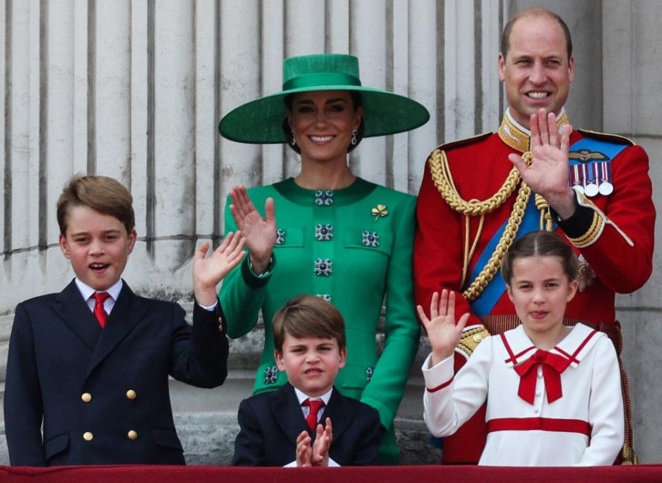 英國王室17日舉行「英國君主官方誕辰」慶典，威廉王子、凱特王妃帶著3名孩子出席。（AFP）