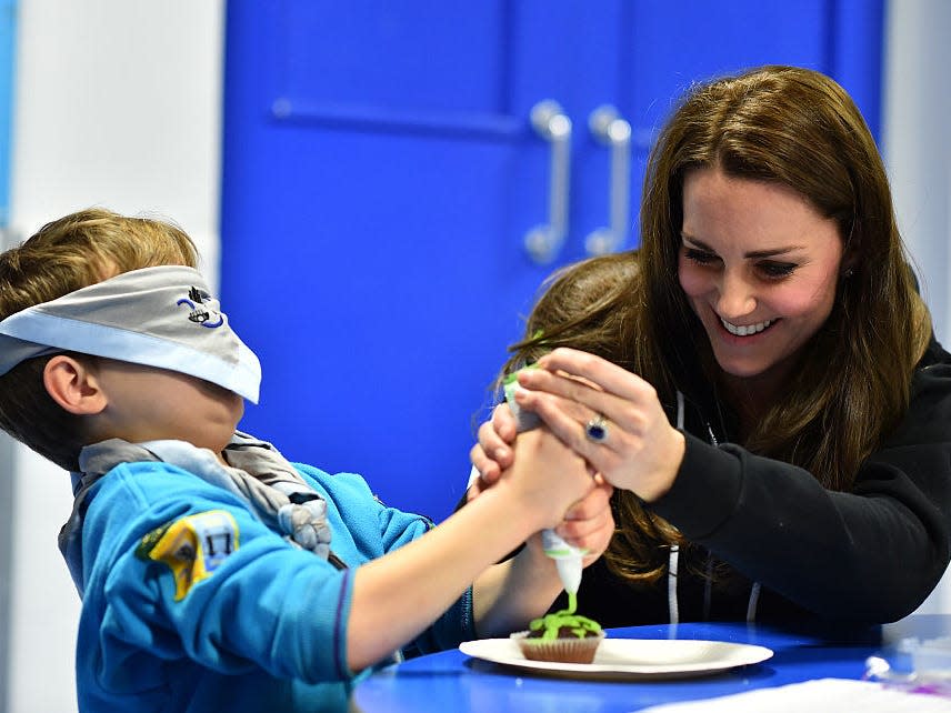 Kate Middleton decorates cupcakes with a blindfolded child