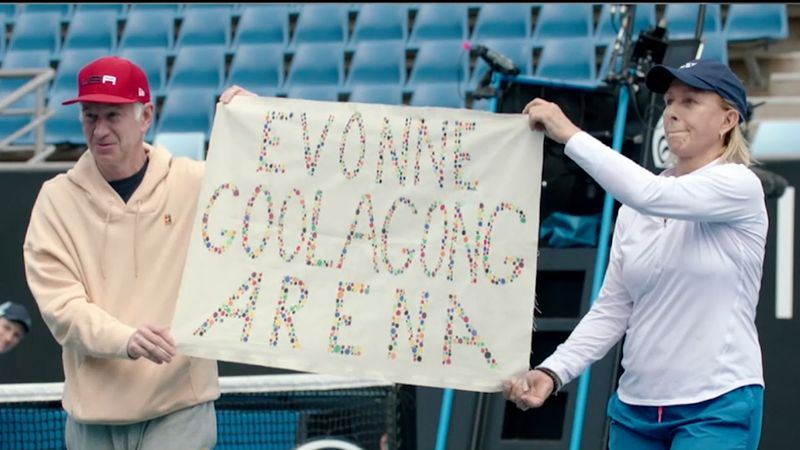 Los tenistas retirados John McEnroe y Martina Navratilova luciendo una pancarta en el Open de Australia. Foto: Twitter @AgedRegis