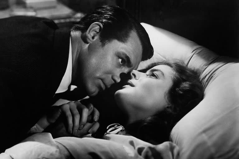Cary Grant e Ingrid Bergman en Tuyo es mi corazón; el tórrido romance de sus personajes fue mostrado con ingenio por Alfred Hitchcock, quien supo evadir las constricciones que el código presentaba para mostrar el sexo en pantalla