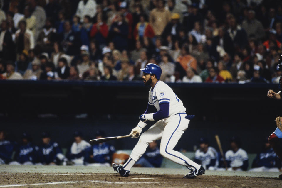 ARCHIVO – Willie Aikens de los Kansas City Royals batea durante la Serie Mundial contra los Philadelphia Phillies en el Royals Stadium de Kansas City, Missouri, en octubre de 1980. (Foto: Focus on Sport a través de Getty Images)