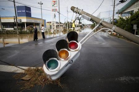 A damaged traffic signal is pictured along a street at a residential area flooded by the Kinugawa river, caused by typhoon Etau in Joso, Ibaraki prefecture, Japan, September 11, 2015. REUTERS/Issei Kato