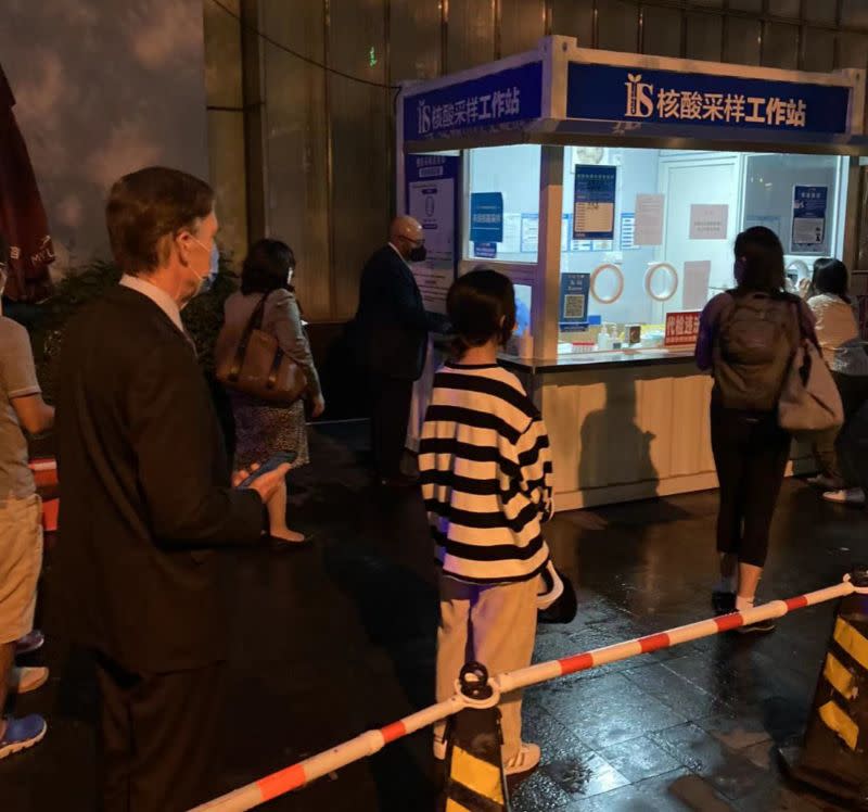 ▲美國駐中國大使勃恩斯在上海排隊做核酸檢測的照片引發熱議。（圖／翻攝自推特）