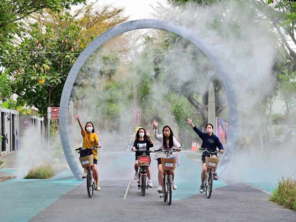 台中市觀旅局促進后里地區觀光，其中，后里馬場在暑假推出雙馬套票，駿馬及鐵馬體驗一日滿足。（圖：觀旅局提供）