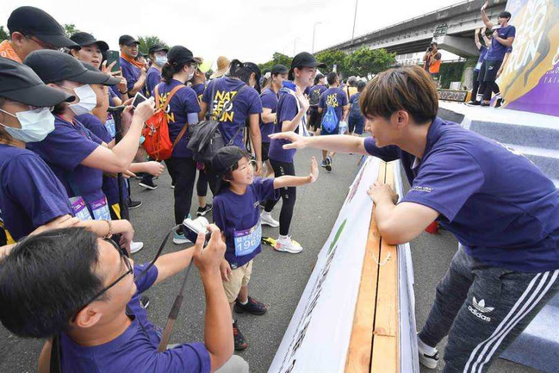 炎亞綸在大佳河濱公園與小粉絲互動。（圖／國家地理提供）