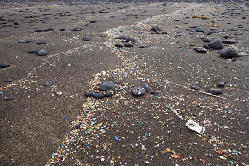 Im Meer wimmelt es nur so von Plastik und Mikroplastik (Bild: Getty Images)