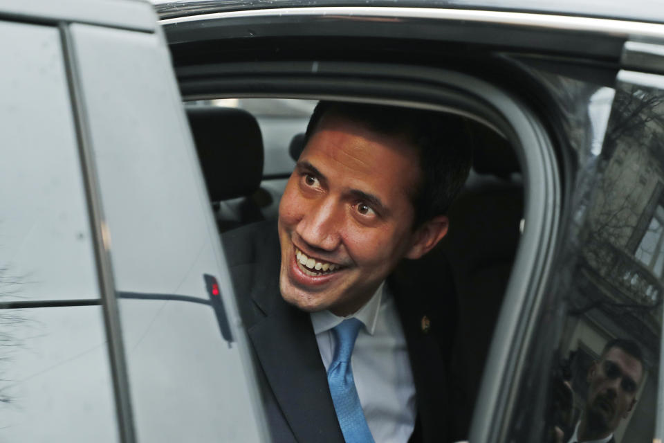 El líder de la oposición política de Venezuela Juan Guaidó sonríe durante una visita a Madrid el sábado 25 de enero de 2020. Guaidó llegó el sábado en España, donde lo esperaba una próspera comunidad de venezolanos y una tormenta entre los partidos políticos españoles. (AP Foto/Paul White)