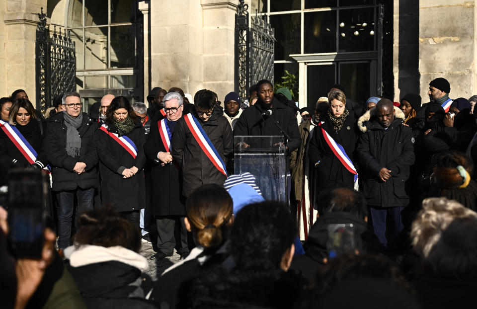 Lors d’un rassemblement en hommage à Sedan, un adolescent de 14 ans poignardé à mort sur une estrade de la Basilique de Saint-Denis, le 20 janvier 2024.