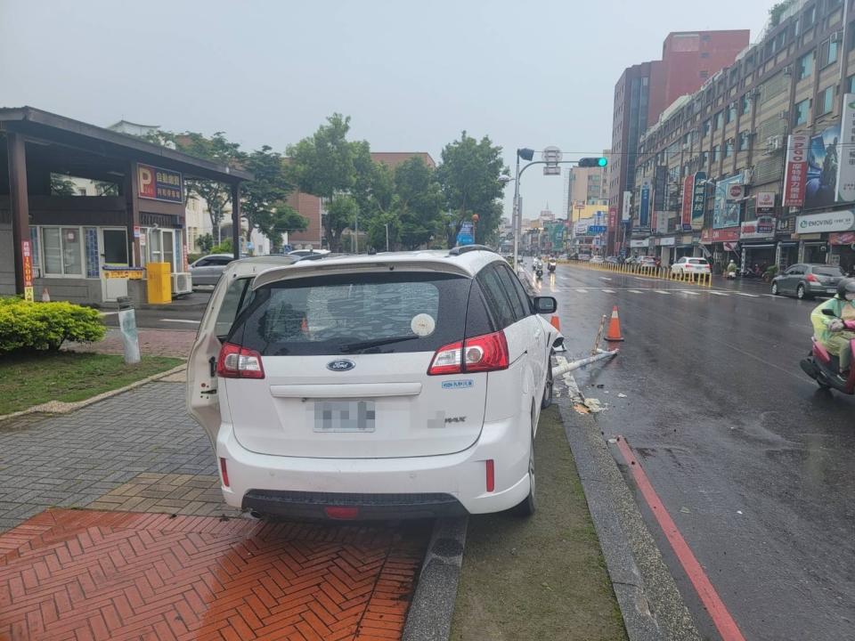 ▲齊姓男子開車行經彰化市區時突然感到身體不適，車輛失控逆向衝往對向車道，直到撞斷路燈燈桿才停住。（民眾提供）