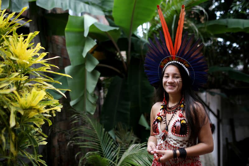 Samela Satere-Mawe, estudiante de biología y activista indígena de 24 años, posa para fotografías cerca de su casa, que también es la sede de la Asociación de Mujeres Satere Mawe en el barrio de Compensa en Manaos, estado de Amazonas, Brasil