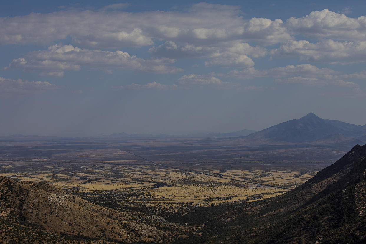 Una panorámica aérea del muro fronterizo, que es una delgada línea negra que separa a Estados Unidos y México, visto desde el Monumento Conmemorativo Nacional de Coronado en Arizona, el 18 de noviembre de 2020. (Adriana Zehbrauskas/The New York Times)