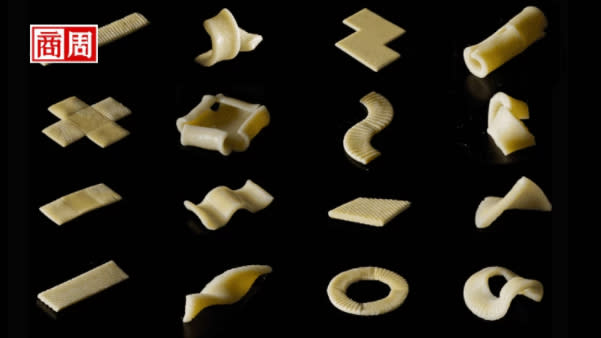 卡內基梅隆大學一群科學家開發印上凹槽的「扁平」義大利麵，適合平整包裝，泡水後可變成螺旋麵、筆管麵等立體形狀。 (來源：Morphing Matter Lab)      