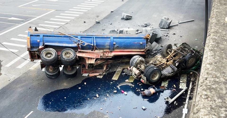 <strong>大卡車在台61線西濱公路北上路段摔落平面道路。（圖 / 翻攝自記者爆料網）</strong>