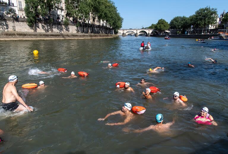 El 17 de julio pasado, algunos nadadores acompañaron en el Sena a la alcaldesa parisina, Anne Hidalgo, durante una 