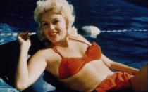 Noch ein Sex-Symbol der 50er-Jahre: Schauspielerin Jayne Mansfield ("Schlagerpiraten", "Sirene in Blond") relaxt 1957 am Swimmingpool. (Bild: Sunset Boulevard)