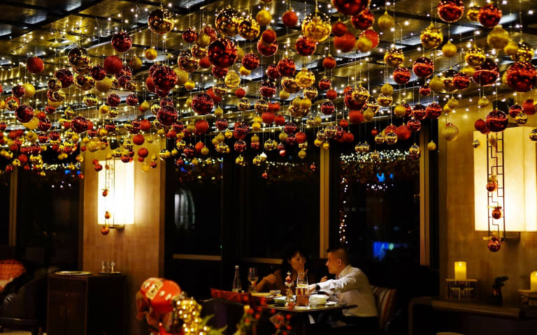 李白居酒廊變身期間限定「Dream Bar」，以8,000顆不同大小與顏色的耶誕球與飾品搭配近百條燈串，打造近3米的燦爛銀河。（圖／魏妤靜攝）