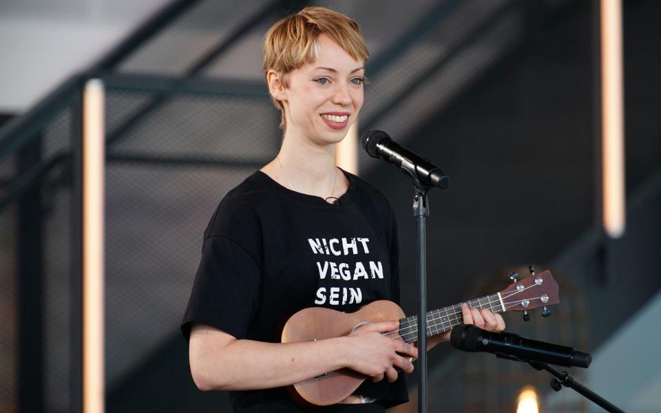 Raffaela Raab war nicht zum Singen da. Der erste Antrieb der Radikal-Veganerin ist der Kampf für das Tierwohl, offenbar ohne Rücksicht auf fremde oder eigene Verluste. (Bild: RTL / Stefan Gregorowius)