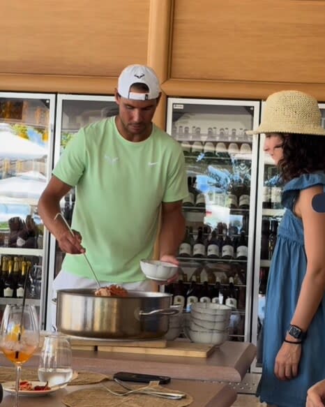 Rafa Nadal muestra sus dotes como chef y prepara un arroz caldoso por el cumpleaños de Mery Perelló durante su escapada a Grecia