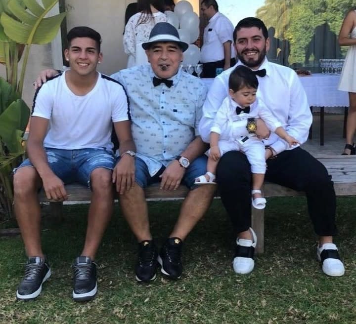 Diego Maradona junto a Hernán López Muñoz, su sobrino nieto que juega en River y al cual aconseja para prosperar en el fútbol profesional, y Diego Junior, uno de sus hijos. Foto: Diario Olé